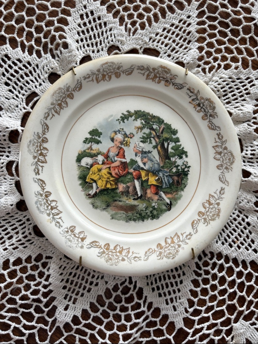 22 K Gold decorative Wall Plate in Cream with Pastoral Scene